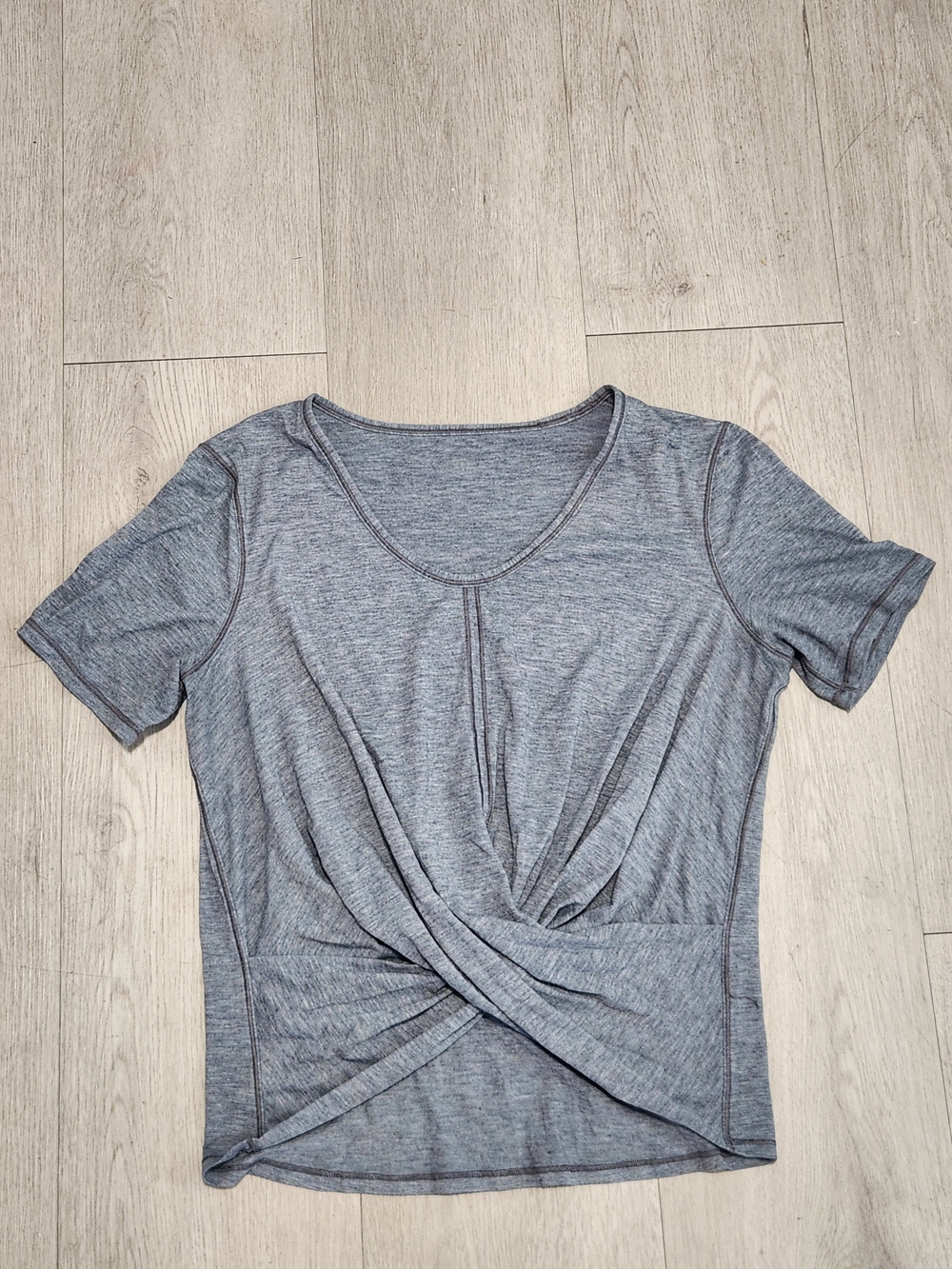 Lululemon Heathered Grey Twist Front Short Sleeve Active Top Sz 4/6
​